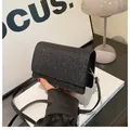 Trendige schwarze glitzernde kleine quadratische Umhängetasche mit feinem Glitzerfinish - Schwarz