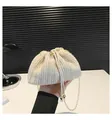 Borsa a secchiello in paglia intrecciata crema con catena dorata e coulisse per l'estate - Bianco