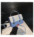 Modieuze lichtblauwe en crèmewitte crossbodytas met goudkleurige metalen gesp - Blauw