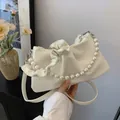 Borsa a nuvola arricciata bianco crema con catena di perle e tracolla in tinta abbinata - Bianco