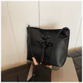 Schicke schwarze Bucket-Bag im Ballett-Stil mit Schnürung und mattem PU-Material - Schwarz