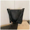 Minimalistische schwarze Leder-Tragetasche mit moderner, breit geflochtener Struktur - Schwarz