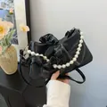 Elegante borsa a nuvola nera a pieghe con catena di perle bianche e finitura lucida - Nero