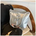 Silberne Bucket-Bag im Ballett-Stil mit Metallic-Struktur und Schleifendetail - Silber