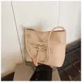 Perlmutt-beige Beuteltasche im Ballett-Stil mit Bandschnürung und schmalem Gurt - Khaki