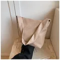 Minimalistische beige geflochtene Tragetasche mit breitem Schultergurt aus Lederimitat - Khaki