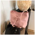 Rosa Ballet-Eimerbeutel mit Perlenstruktur, dekorativer Schleife und Schnürung für Damen - Rosa
