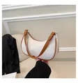 Weiße gewebte Hobo-Umhängetasche mit braunen Lederriemen und goldenen Details - Weiß