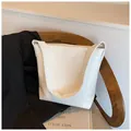 Minimalistische weiße geflochtene Tragetasche mit Intrecciato-Muster und breitem Schultergurt - Weiß