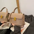 Bolso de mano caqui de cuero sintético con hebilla dorada geométrica y asa superior - Caqui