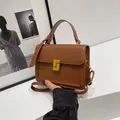 Bolso de mano cuadrado marrón minimalista con hebilla dorada y correa de hombro - Marrón Oscuro