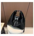 Versatile borsa hobo in pelle PU nera con fiocco metallico argento e tracolla regolabile - Nero