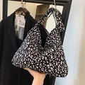 Bolso tote de lona con estampado de leopardo en blanco y negro con diseño hobo amplio - Estilo con Estampado de Leopardo / Leopardo Negro