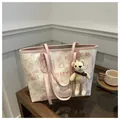 Dettaglio della grande borsa tote con finiture rosa, ciondolo a orsetto e scritte graffiti - Con Ciondolo / Rosa