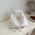Borsa tote trapuntata bianca con ricami a onde colorate e spallacci versatili e comodi - Bianco