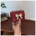 Mini borsa a tracolla rossa con fiocco argento e sottile catenella metallica - Rosso