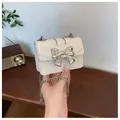 Mini borsa a tracolla bianco crema con fibbia a fiocco argento e catena metallica - Bianco