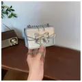 Mini borsa a tracolla argento con fiocco metallico e finitura lucida per le feste - Argento