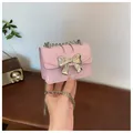 Mini borsa a tracolla in pelle verniciata rosa con fiocco argento e catena in metallo - Rosa