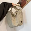 Minimalistische beige geplooide nylon draagtas met fashion label en schouderbanden - Khaki