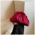 Pochette nuage plissée magenta métallisé avec finition miroir brillante au style minimaliste - Rose rouge
