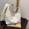 Bolso hobo blanco crema de cuero granulado con gran capacidad y diseño elegante - Blanco