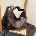 Bolso tote grande retro marrón de cuero sintético para oficina en un ambiente cálido - Marrón