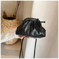 Sac à main froncé noir brillant style nuage avec fine bandoulière amovible - Noir