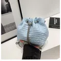 Sac seau bleu clair plissé avec bandoulière chaîne argentée et perles blanches chic - Bleu