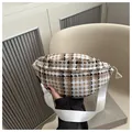 Détail du sac banane à carreaux avec motif tissé marron et large bandoulière en tissu blanc - Kaki