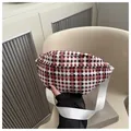 Détail du sac banane en tweed à carreaux rouge et blanc avec bandoulière tissée blanche - Rouge