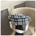 Détail du sac ceinture en tweed à carreaux bleus avec large bandoulière en nylon blanc - Bleu