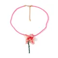 Detail von rosa Blumenanhänger mit Emaille-Glasur und rosa Wachskordel-Kette mit Karabinerhaken - Rosa