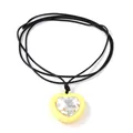 Detail van hartvormige zirkoon hanger ketting met meerstrengs zwart gewaxt koord - Geel