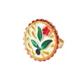 Detailaufnahme des Emaille-Rings mit roten Blumen und grünen Blättern in Gold - Rundes Wellen-Florales (Stil 3)