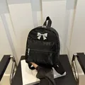 Mini sac à dos noir à texture plissée avec détail de nœud en métal argenté - Noir