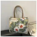 Vista detallada del patrón floral de pintura al óleo 3D en el bolso de lino natural - Verde