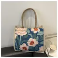 Detalle del bolso tote floral con diseño de pintura al óleo y asas de cuerda trenzada - Azul