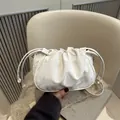 Weiße gefaltete Cloud-Tasche mit Marmorprägung und schmalem Schulterriemen aus Leder - Weiß