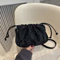 Schicke schwarze Cloud-Tasche mit Plissee-Struktur, Metallkette und Kordelzug - Schwarz