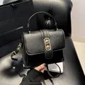 Borsa a tracolla minimalista in pelle nera con fibbia ovale in metallo dorato - Nero
