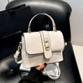 Borsa a tracolla minimalista in pelle bianca con fibbia dorata e manico corto - Bianco