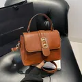 Piccola borsa marrone scuro in similpelle con chiusura a sfera in metallo dorato - Marrone Scuro