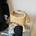 Beigefarbene Webstruktur-Kissentasche mit Goldbeschlägen und Tragegriff im Lifestyle-Stil - Khaki