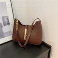 Borsa a tracolla marrone cioccolato minimalista con catena dorata e fibbia metallica - caffè