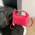 Magenta gewebte Mini-Kissentasche mit Goldbeschlägen und abnehmbarem Schultergurt - Rosa