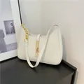 Borsa a mezzaluna bianco avorio minimalista con catena dorata e fibbia metallica lucida - Bianco