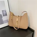 Borsa a mezzaluna minimalista kaki con catena dorata e fibbia in metallo - Cachi