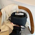 Sac bandoulière noir chic à texture tissée avec élégantes finitions dorées - Noir