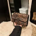 Bolso bandolera con estampado de leopardo, tachuelas negras y cadena elegante - Marrón Oscuro